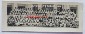 【老照片】重庆—西南俄文专科学校（西南俄专）1955年8月第三届毕业合影（约209人）。——校简史：前身1950年4月创建中国人民解放军西南军政大学俄文训练团。1951年1月改为中国人民解放军第二高级步兵学校附设俄文大队；1953年5月成立西南俄文专科学校；1959年5月扩为四川外语学院；2013年4月更名四川外国语大学