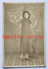 【民国老照片】民国抗战时期——民国旗袍美女，1941年，看背题.
