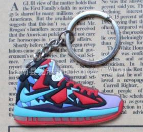 詹姆斯球鞋钥匙扣篮球周边纪念品每个8元两类随机发