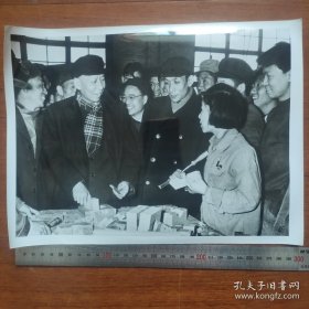 超大尺寸：1958年，刘少奇视察太原重型机器厂和女工谈话（46号）