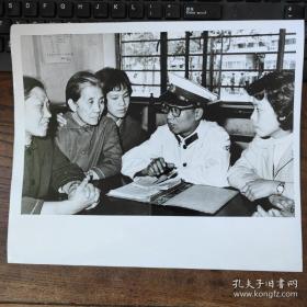 超大尺寸：1979年，上海市公安局民警周永宽，和治保干部、群众一起分析案情