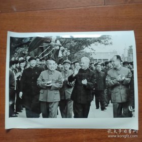 超大尺寸：1964年，刘少奇、朱德、彭真在北京参加国庆游园（111号）