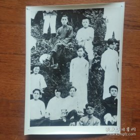 1924年，刘少奇和安源路矿工会工人在一起