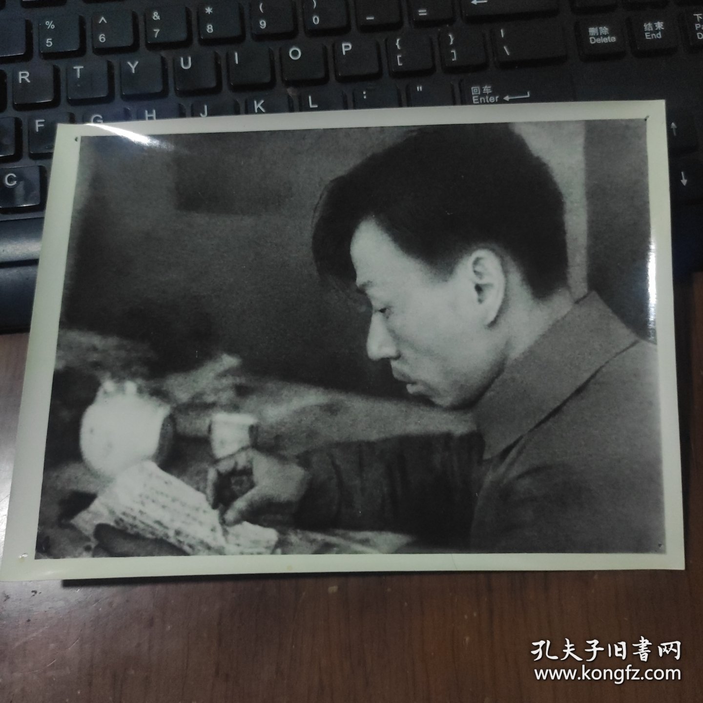 1939年，刘少奇在延安杨家岭窑洞里修改《论共产党员的修养》