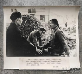 超大尺寸：1979年，山东泰安县安置待业青年卓有成效，县劳动服务公司的青年为退休教授搬运蜂窝煤