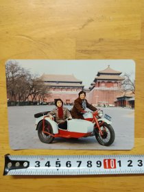 女同志骑侉子（挎斗摩托车）在故宫留影