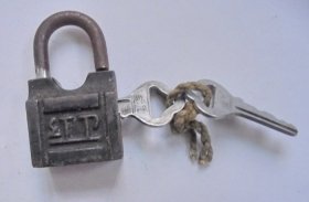 老锁钥匙： 红卫牌   老铁锁 （ 长4.4，宽2.5，厚1.4厘米，能正常使用）