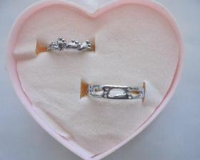 珠宝首饰：情侣戒指  爱的足迹    一对两个   （库存尾货）