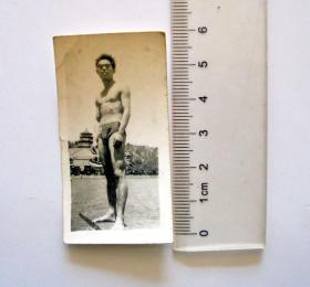 北京60、70年代老照片  男青年 颐和园  泳装照（长6 厘米，宽3.2 厘米）