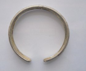 珠宝首饰：    银手镯  （宽1厘米，直径 5.9 厘米，重24.5克）