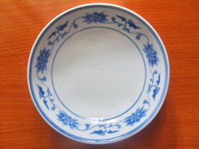瓷器瓷盘：70年代 红旗瓷厂  青花 小瓷盘（直径13.8厘米）