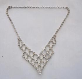 珠宝首饰 ：金属镶钻女式项链 （长43厘米重26克，上面掉了两个钻）