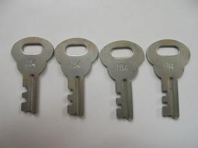 老锁钥匙：  铁制 老钥匙 4 把合售（长4.4厘米）