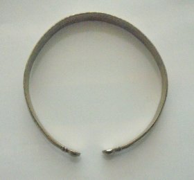 珠宝首饰：  八宝图案  银手镯  （宽0.8厘米，直径 6 .5厘米，重13.8克）