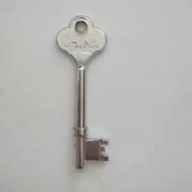老锁钥匙：铁锚  老钥匙   （长7 厘米）