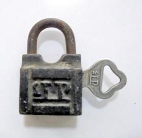 老锁钥匙：  60年代  红卫牌  铁锁 （长4.5，宽2.6，厚1.9厘米）