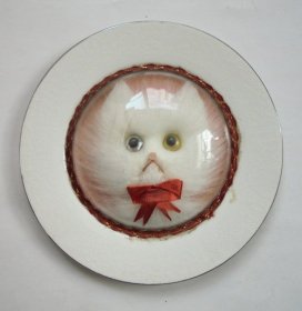 瓷器工艺品：70、80年代 唐山二瓷    毛绒工艺 小猫瓷盘摆件     （直径18.5厘米，带塑料托）