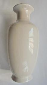 老瓷器： 白瓷瓶   （高27厘米、口直径8.5厘米、底直径8.2厘米）