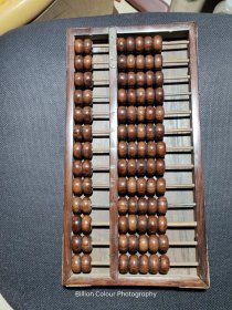 463号13档带底板海南黄花梨老算盘34/18/3Cm。品相如图终身包老包真纹理清晰漂亮油牲大荧光强香味正很有收藏价值。。