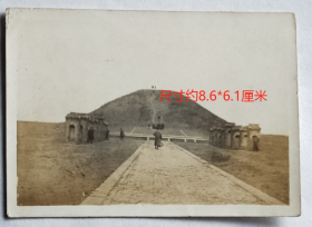 民国老照片：民国陕西咸阳周陵镇—周武王陵全景，丙子年（1936年）清明节，私家摄影。有背题。注意看今昔对比图。——备注：现地址陕西省咸阳渭城区周陵镇周陵中学。