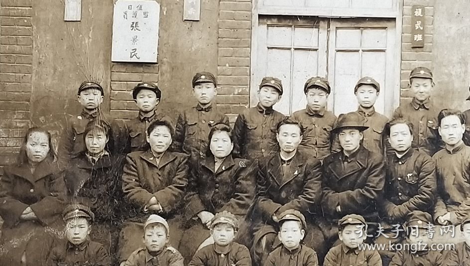 民国老照片：民国陕西—“西安技术师范学校附属小学”（简称“西安技师附小”），1947年1月15日，高春三五级学生毕业纪念师生合影。有蒋中正题“礼义廉耻”。有几块清晰可辨的牌子：“值日监护员张景民”（ 咸阳礼泉县人）、“复式班“、“星期三”、“奉行总裁训示”、“廉是清清楚楚的辨别”等。——备注：西安技术师范学校，创办于抗战期间，校长杨宏毅（户县人，曾任陕西省立汉中师范学校训育主任），校址：原陕西省…