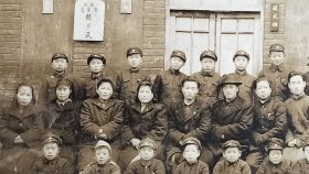 民国老照片：民国陕西—“西安技术师范学校附属小学”（简称“西安技师附小”），1947年1月15日，高春三五级学生毕业纪念师生合影。有蒋中正题“礼义廉耻”。有几块清晰可辨的牌子：“值日监护员张景民”（ 咸阳礼泉县人）、“复式班“、“星期三”、“奉行总裁训示”、“廉是清清楚楚的辨别”等。——备注：西安技术师范学校，创办于抗战期间，校长杨宏毅（户县人，曾任陕西省立汉中师范学校训育主任），校址：原陕西省…