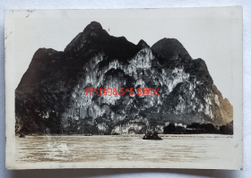 民国老照片：民国广西桂林—阳朔风景—画山（也称“九马画山”）。背面钤“萍踪摄”一印。——简介：“九马画山”位于广西桂林阳朔县兴坪镇漓江之畔，其临江而立，石壁如削，其上赭、黄、绿、白杂彩斑斓，浓淡相间，班驳有致，仿若天然画卷，形似九匹神态各异的骏马图案，因此被称作“九马画山”。是大自然笔墨奇观、桂林漓江山水中最精华的风景之一。