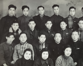 老照片：上海同济大学，1954年，书记薛尚实（广东梅州人）、校长夏坚白（江苏常熟人）、教务长（疑是李国豪，广东梅县人），于大连学生合影。背题：谢开礼（原浙江大学土木系铁路专科学生随专业转入同济大学路桥系）、柳永（原浙江大学）、陆庭峰（原浙江大学）、苏子文（浙江台州黄岩人，铁路勘测设计专家）、黄长绥、阿根、李聚民（原浙江大学）、吴挺红、沈淑云、朱树森（原浙江大学）、连英金等。