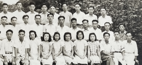 民国老照片：民国—兴兴学联会，1947年8月，第一届暑期补习班全体教职员工，30男5女。晨风照相馆钢印。