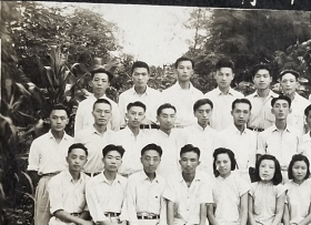 民国老照片：民国—兴兴学联会，1947年8月，第一届暑期补习班全体教职员工，30男5女。晨风照相馆钢印。