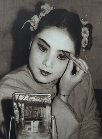 老照片：京剧戏曲题材，美女演员——照镜子化妆.