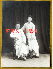 民国老照片：民国长衫男子——罗赞文、罗敏树，民国34年或35年摄于杭州，看背题。