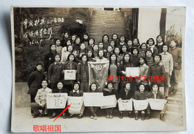 老照片：重庆北碚—四川省重庆护士学校，1956年12月9日，307班毕业全体同学。——校简史：前身1953年西南卫生部第二护士学校（1943年创办重庆市私立仁爱高级护士学校）、重庆市仁济护士学校（1921年创办重庆市私立仁济高级护士职业学校）合并组建重庆市第二护士学校。1955年更名四川省重庆护士学校。1958年改建重庆市第九人民医院护士学校。今为重庆医药高等专科学校。