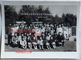 老照片：黑龙江佳木斯—刘英俊烈士之墓，1966年8月3日，佳木斯市第一中学（佳一中），高三，五十六班。——校简史：始建于1926年10月，始名“桦川中学”。1946年更名“佳木斯联合中学”，校长李延禄。后更名佳木斯市第一中学。——备注：刘英俊，吉林省长春市人，祖籍是寿光市古城乡桥子村。1962年参加中国人民解放军。1966年3月15日，刘英俊不顾个人危险，勇拦惊马救下6名儿童，壮烈牺牲。