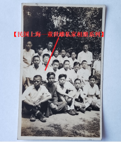 民国老照片：民国上海—私立滨海中学，1939年初一甲组，于南阳路南阳花园，背题名单：徐翔强、王荣鋆（唐山工学院、参加抗美援朝）、梅文彬、高征根、郁佩石、强源海、王心德、吴振华、袁培元、董世雄、王宪祖、李鸿昌、全子芳、陈逸群、严钟邦、翁世顺、杨锡根等。【民国上海—董世雄私家相册系列】