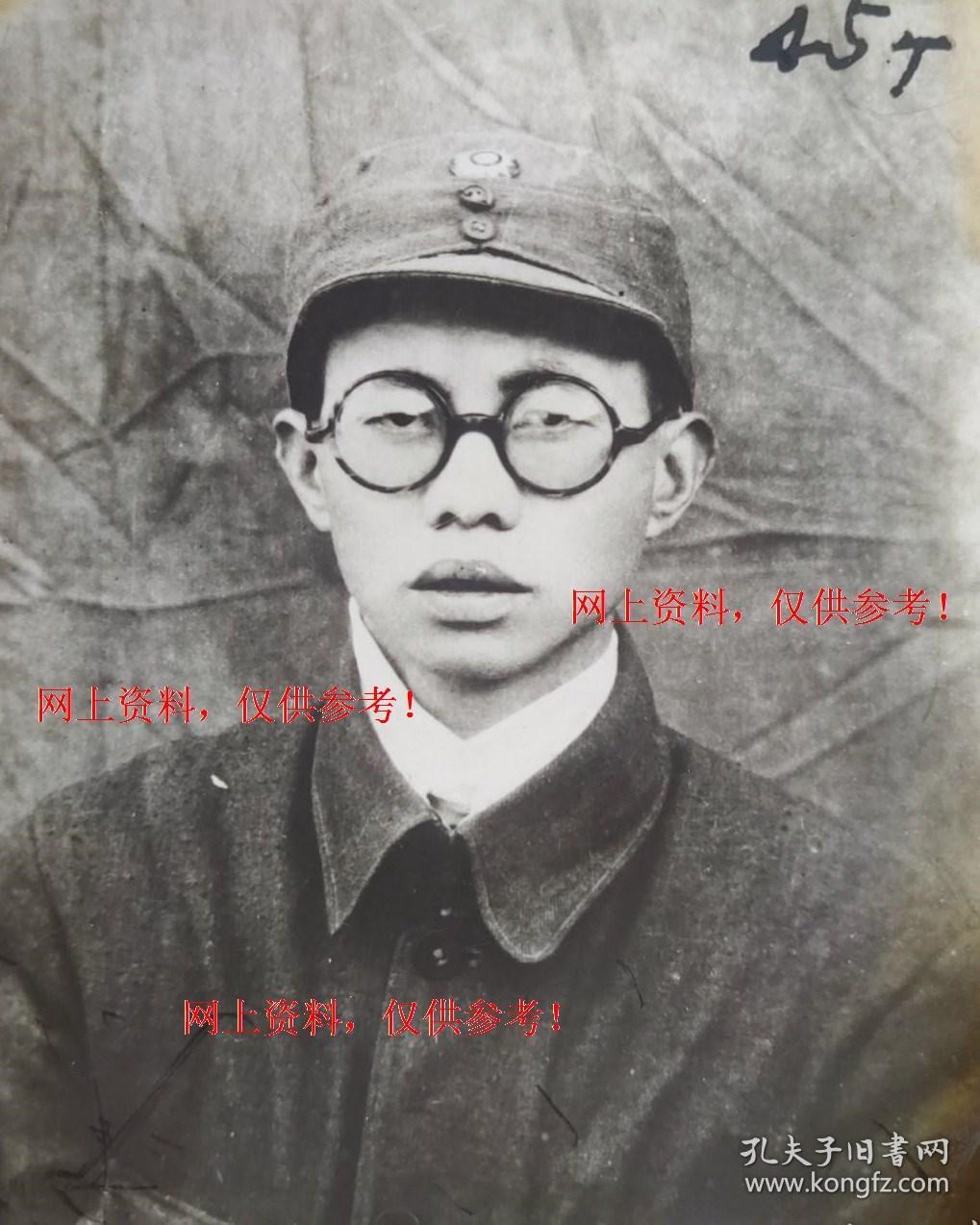 老照片：四川成都，前中央人民公安学院院长—赵*威（中）等，1959年12月。有背题。——人物简介：赵*威，湖北省红安县人，曾任中共四川广元县委、通江县委和四川省委东方办事处秘书长。1934年随红军长征。抗日战争时期，曾晋察冀军区雁北军分区副政委。解放战争时期，曾任冀中军区整训兵团政治部主任、军政干部学校政委。【中央政法干部学校校长、中央人民公安学院院长—红安县人—赵*威系列】