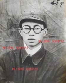 老照片：四川成都，前中央人民公安学院院长—赵*威（中）等，1959年12月。有背题。——人物简介：赵*威，湖北省红安县人，曾任中共四川广元县委、通江县委和四川省委东方办事处秘书长。1934年随红军长征。抗日战争时期，曾晋察冀军区雁北军分区副政委。解放战争时期，曾任冀中军区整训兵团政治部主任、军政干部学校政委。【中央政法干部学校校长、中央人民公安学院院长—红安县人—赵*威系列】