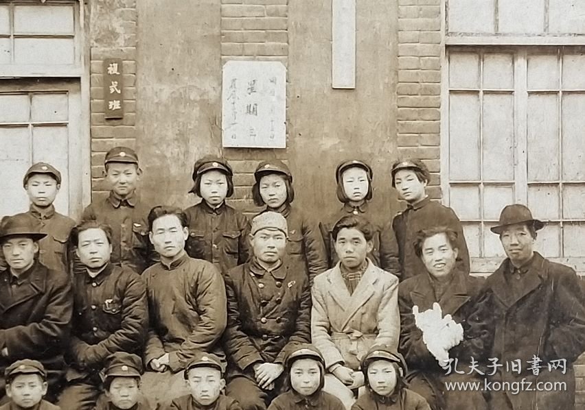 民国老照片：民国陕西—“西安技术师范学校附属小学”（简称“西安技师附小”），1947年1月15日，高春三五级学生毕业纪念师生合影。有蒋中正题“礼义廉耻”。有几块清晰可辨的牌子：“值日监护员张景民”（ 咸阳礼泉县人）、“复式班“、“星期三”、“奉行总裁训示”、“廉是清清楚楚的辨别”等。——备注：西安技术师范学校，创办于抗战期间，校长杨宏毅（户县人，曾任陕西省立汉中师范学校训育主任），校址：原陕西省…