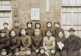 民国老照片：民国陕西—“西安技术师范学校附属小学”（简称“西安技师附小”），1947年1月15日，高春三五级学生毕业纪念师生合影。有蒋中正题“礼义廉耻”。有几块清晰可辨的牌子：“值日监护员张景民”（ 咸阳礼泉县人）、“复式班“、“星期三”、“奉行总裁训示”、“廉是清清楚楚的辨别”等。——备注：西安技术师范学校，创办于抗战期间，校长杨宏毅（户县人，曾任陕西省立汉中师范学校训育主任），校址：原陕西省…
