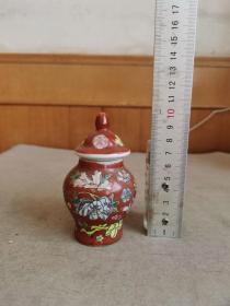 粉彩满工小将军罐
