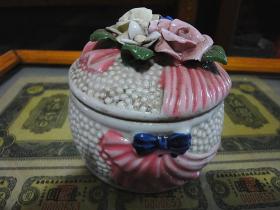堆塑花卉瓷粉盒