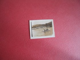 老照片 3名军人划船