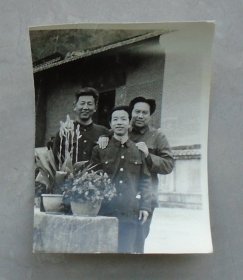 同一来源  著名学者、中国人民大学中文系教授  余飘先生藏某演员老照片两张  大小不一     41—E层