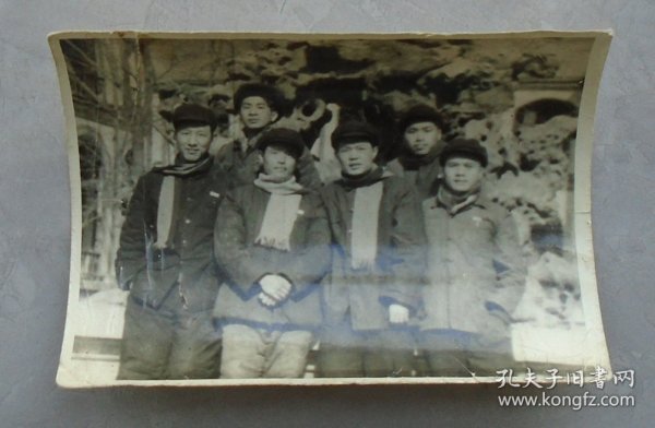 同一来源  著名学者、中国人民大学中文系教授  余飘先生藏   1958年春节在人大校园拍摄的老照片一张 背面有签名       41—E层