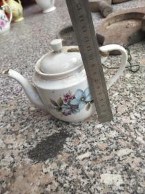 生活瓷器类；瓷茶壶一个花卉图案