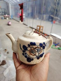 瓷器类；瓷茶壶一把白色有文字“努力生产”花卉图案