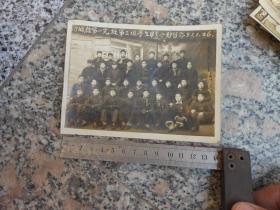 老照片；汾城县第一玩校三班学生毕业留念1951.1.26长14厘米宽10厘米