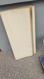 文房用品；白纸一包72张七八十年代的老纸加厚比较硬；长120厘米宽85厘米重19市斤每张纸重0.30市斤，应该是150克