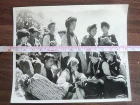 六十年代7寸老照片：傈僳族人民爱读毛主席的书