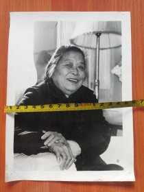 新华社新闻照片——女红军：廖似光，广东惠阳人，老革命家何凯丰夫人。曾任广东省政协第四。第五届副主席等职（8吋大照片，陈列馆展览用过，品相尚可）
